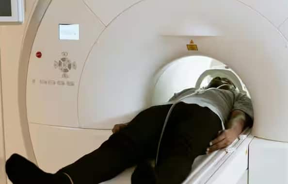 હોસ્પિટલમાં MRI સ્કેન કરતા પહેલા કોઈપણ દર્દીની સ્વાસ્થ્ય અને તબીબી માહિતી માંગવામાં આવે છે, જેથી તબીબી ટીમ શોધી શકે કે સ્કેન સુરક્ષિત છે કે નહીં. આ ઉપરાંત, દર્દીની પરવાનગી લેવામાં આવે છે. સ્કેનરના શક્તિશાળી ચુંબકીય ક્ષેત્રને કારણે દર્દીના શરીર પર અથવા અંદર કોઈ ધાતુની વસ્તુ ન હોવી જોઈએ, કારણ કે તે જીવલેણ છે.