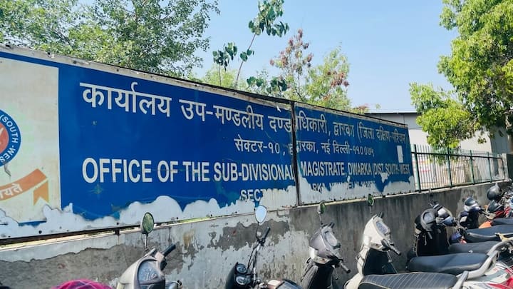 कई बार ऐसे मामले सिर्फ सफाई तक सीमित नहीं रहता. बल्कि झगड़े या पुलिस कंप्लेंट तक जा सकते हैं. अगर पड़ोसी लगातार परेशान कर रहे हैं और बात ज्यादा बढ़ रही है. तो आप लोकल थाने या एसडीएम ऑफिस में लिखित शिकायत दे सकते हैं.