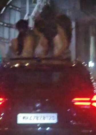 या प्रकरणी कांदिवली वाहतूक पोलिसांच्या फिर्यादीवरून या तरुणांच्या विरोधात बांगुर नगर पोलीस स्टेशनमध्ये गुन्हा दाखल करण्यात आला आहे.