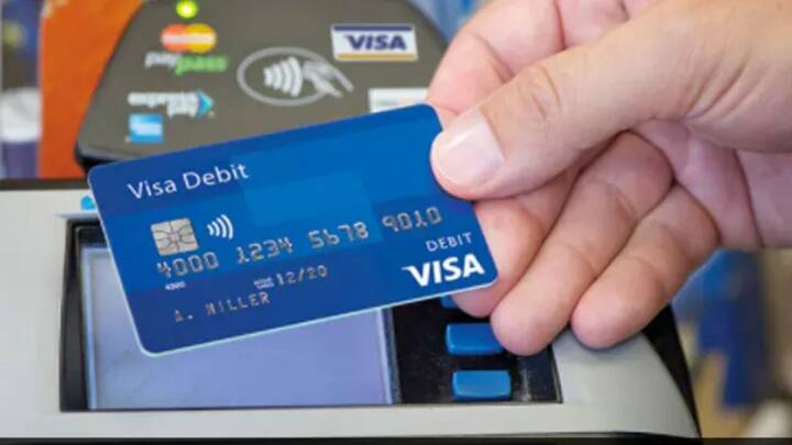 जिसका उन्हें अंदाज़ा तक नहीं होता. और इस वजह से उनका अकाउंट खाली हो जाता है. लोगों के डेबिट कार्ड और क्रेडिट कार्ड के साथ स्किमिंग करके आपका अकाउंट खाली हो सकता है. और आपको इस बारे में भनक भी नहीं लगती.