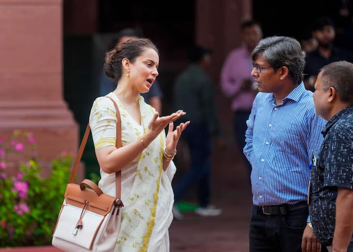 The bag carried by Kangana Ranaut is Hermès Herbag 31, a luxurious and sporty canvas-leather hybrid design.
