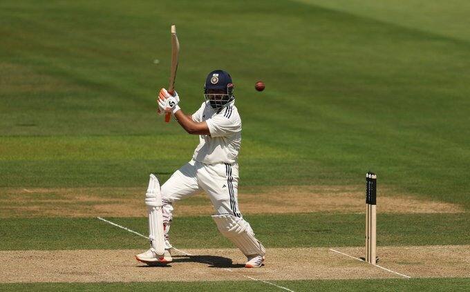 ऋषभ पंत आता कसोटी मालिकेत सर्वाधिक 50+ धावा करणारा भारतीय यष्टिरक्षक फलंदाज बनला आहे. इंग्लंडविरुद्धच्या चालू मालिकेत त्याने पाचव्यांदा पन्नास धावा ओलांडल्या. यापूर्वी, एमएस धोनीने एका कसोटी मालिकेत 4 वेळा धावा केल्या होत्या आणि माजी भारतीय यष्टिरक्षक फारुख इंजिनिअरनेही 4 वेळा कसोटी मालिकेत 50+ धावा केल्या होत्या.