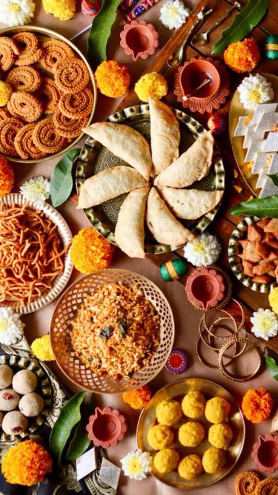 गाजियाबाद की इन जगहों पर मिठाई और मठरी से सजे सगुन के डिब्बों की धूम