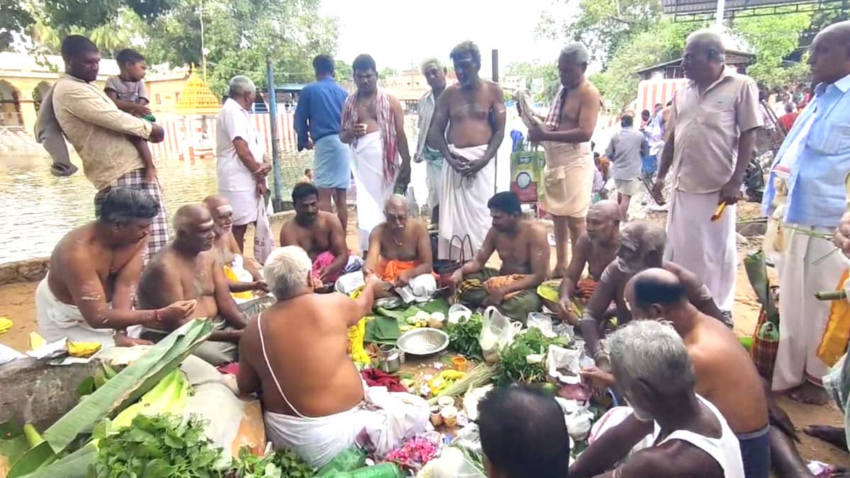 புண்ணிய நதிகளில் பாவம் போக்கிய காவிரி துலாக்கட்டத்தில் ஆடி அமாவாசை வழிபாடு - ஆயிரக்கணக்கான பக்தர்கள் நீராடல்
