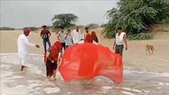 Watch: इस गांव में पानी को चुनड़ी उढाती हैं औरतें, लगाती हैं गुलाल, अनोखी है परंपरा, वीडियो वायरल