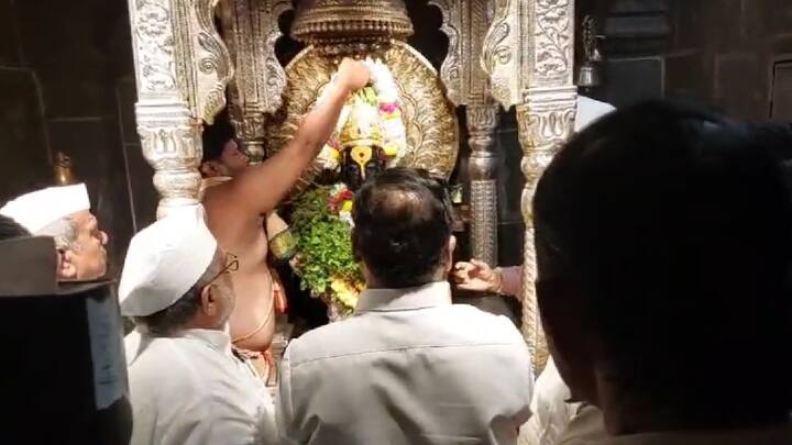 शिवसेना नेते असलेल्या एकनाथ शिंदे यांच्यासमवेत राष्ट्रवादी शरद पवार यांच्या पक्षाचे आमदार आणि भाजपचे आमदार समाधान अवताडेही हेही सोबतीला होता.