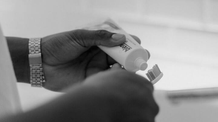 ऐसे में अगर कोई कहता है कि टूथपेस्ट नॉनवेज है तो कई तरह के सवाल उठते हैं. लेकिन क्या सच में टूथपेस्ट नॉनवेज हो सकता है. जी हां, कई ऐसे ब्रांड होते हैं जो कि इसमें जानवरों से मिलने वाली चीजों का इस्तेमाल करते हैं.