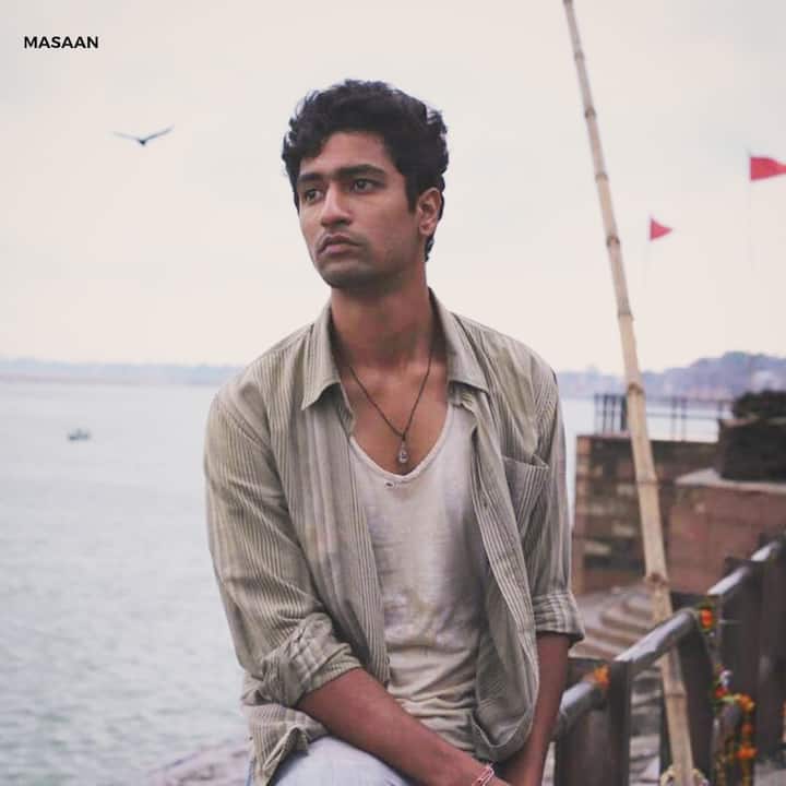 这部电影位于瓦拉纳西(Varanasi),遵循与四个角色的生活相交的生活,与一个高个子种姓女孩,一个年轻的罪恶感年轻女人,一个陷入道德困境的父亲,以及一个渴望家庭的孩子。