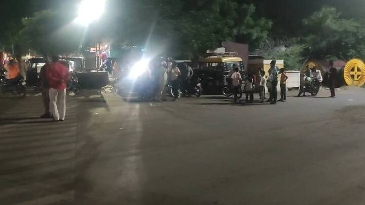 धुळे शहरात एक धक्कादायक घटना घडली आहे. शहरातील सावरकर पुतळ्याजवळ हवेत गोळीबार करत व्यापाऱ्याची बॅग हिसकावल्याची घटना घडली आहे.