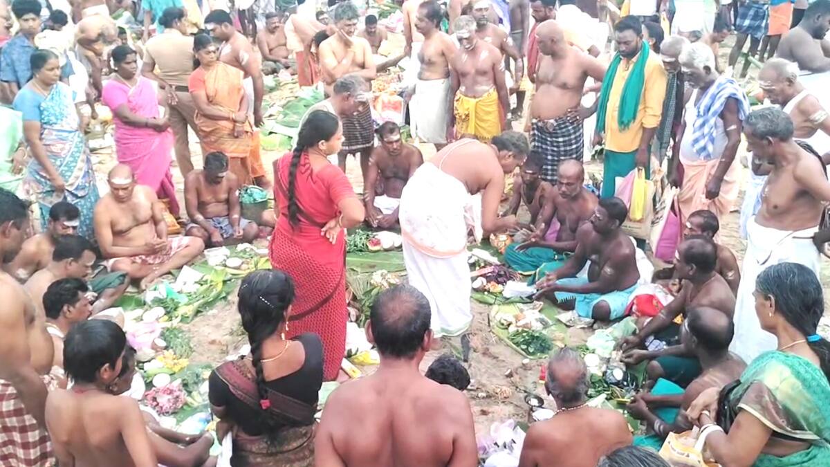Aadi Amavasai 2025: ஆடி அமாவாசை: முன்னோர் ஆசி பெற பூம்புகார் கடற்கரையில் திரண்ட மக்கள்..!