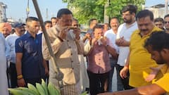 उत्तराखंड सीएम पुष्कर सिंह धामी का जुदा अंदाज, सड़क किनारे ठेले पर रुककर भूना भुट्टा