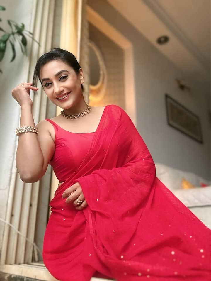 रति ने सीरियल 'मिले जब हम तुम' में एक शरारती लड़की का किरदार निभाया था। इस किरदार में उन्हें खूब पसंद किया गया था। रति पांडे सोशल मीडिया पर भी एक्टिव रहती हैं और उनका एक यूट्यूब चैनल भी है, जिस पर वह अपने बारे में अपडेट शेयर करती हैं।