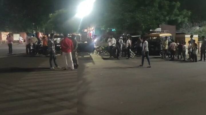 धुळे शहरात गोळीबार झाल्याने शहरात एकच खळबळ उडाली आहे. देवपूर पोलीस ठाण्यात गुन्हा दाखल करण्याची प्रक्रिया सुरू आहे.