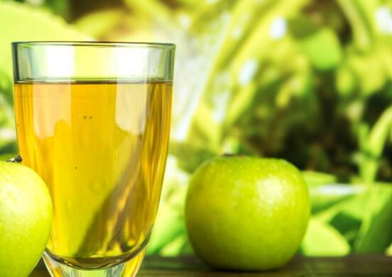 आंवला जूस: आंवला एंटीऑक्सिडेंट्स से भरपूर होता है और इसका रोज सेवन शरीर में प्यूरीन की मात्रा को संतुलित रखता है, जिससे यूरिक एसिड कंट्रोल में रहता है. 1 चम्मच आंवला जूस को पानी में मिलाकर खाली पेट पिएं.