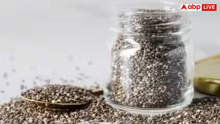 होल चिया सीड्स यानी पूरे बीज को पानी में भिगोकर या स्मूदी में मिलाकर खाना डाइजेशन में मदद करता है. ये पेट में पानी सोखकर जेल जैसा बनाते हैं, जिससे लंबे समय तक पेट भरा महसूस होता है.