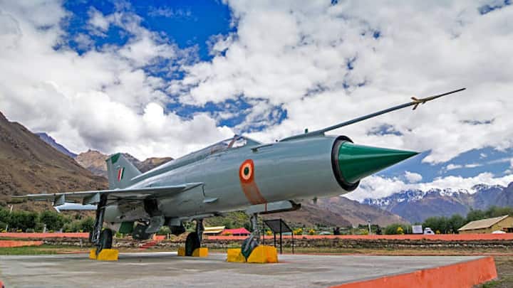 भारत की वायुसेना MiG-29, Su-30MKI, Rafale, Tejas जैसे आधुनिक फाइटर जेट्स से सुसज्जित है. हाल ही में ऑपरेशन सिंदूर जैसे अभियानों में भारतीय वायुसेना ने अपनी क्षमता और रणनीतिक तत्परता का प्रदर्शन किया. भारत की मल्टी-फ्रंट वारफेयर क्षमताएं इसे एशिया में एक मजबूत शक्ति बनाती हैं. भारत इस मामले में चौथे नंबर पर है. भारत के पास कुल एयरक्राफ्ट की संख्या 2,296 है.