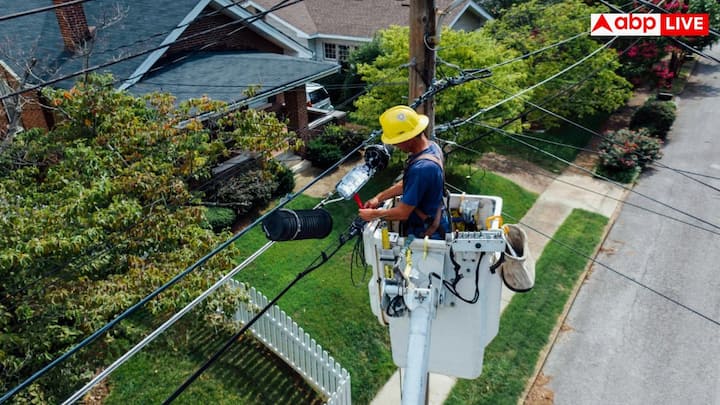 दिल्ली स्थित BLK-Max Super Speciality Hospital के एक्सपर्ट के अनुसार, अगर किसी इंसान को इलेक्ट्रिक शॉक लगता है तो सबसे पहले यह समझने की कोशिश करें कि क्या उसे सांस लेने में किसी तरह की कोई दिक्कत या परेशानी हो रही है? कलाई पर 5 सेकंड के लिए नब्ज की जांच करें. स्किन में जलन/बर्न की जांच करें. देखें वह व्यक्ति होश में है या नहीं. इसके अलावा यह देखें कि कार्डियक अरेस्ट या हार्ट अटैक की स्थिति तो नहीं है. साथ ही, यह ध्यान रखें कि उसको छूते समय इस बात का ध्यान रखें कि उसका करंट के साथ कोई संपर्क तो नहीं है.