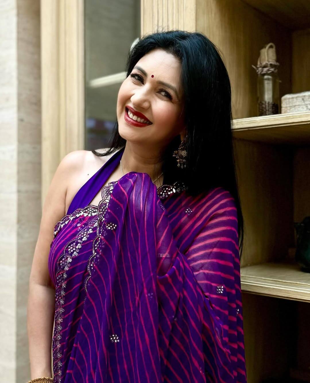 Deepti has also been seen in Aamir Khan and Manisha Koirala's film Mana. At the same time, she was seen in a dance number in Salman Khan's theft Chori Chupke.