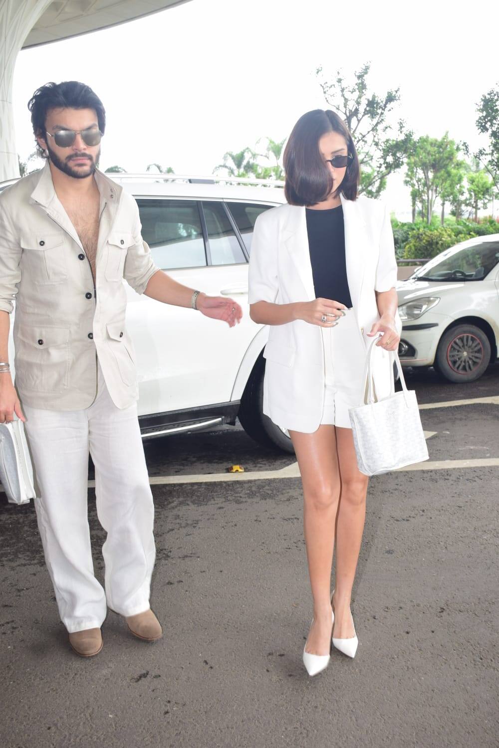 Today both Tara and Veer appeared at the airport together. Veer and Tara were seen holding each other's hands together. These photos of his are becoming quite viral on social media.