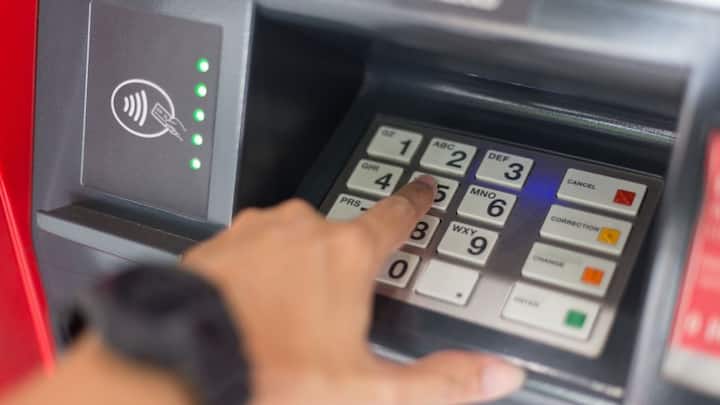 आपको बता दें स्किमिंग  फ्रॉड करने का ऐसा तरीका है. जिसमें फ्रॉड करने वाले आपके कार्ड की  इनफॉरमेशन चोरी कर लेते हैं. एटीएम या POS मशीन में एक छोटा डिवाइस लगाकर इस ठगी को अंजाम भी जाता है. जैसे ही आप कार्ड स्वाइप करते हैं. आपकी डिटेल्स उस डिवाइस में सेव हो जाती हैं और बाद में उसका गलत इस्तेमाल होता है.