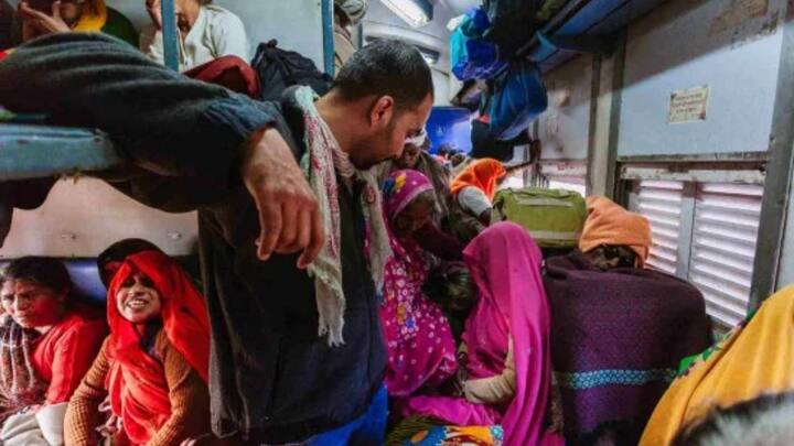 जब भी आपने देखा होगा जनरल कोच हमेशा यात्रियों से भरा मिलता है. क्योंकि इसकी टिकट सस्ती होती है. और किसी भी सीट पर किसी का हक नहीं होता है. इसलिए इसमें इतने सारे लोग नजर आते हैं. लेकिन क्या किसमें कितने भी यात्री सफर कर सकते हैं.