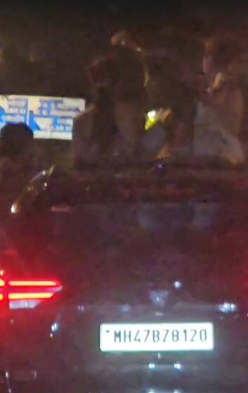 तरुण आणि तरुणींनी कारच्या सन रुफमधून बाहेर येत मालाड लिंक रोड मीठ चौकीजवळ रस्त्यावर धिंगाणा घातला.