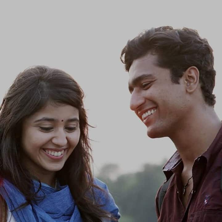 Masaan于2015年推出,标志着Vicky Kaushal的代理首次亮相和电影制片人Neeraj Ghaywan的董事会。这部电影还由里奇·查达(Richa Chadha)主演,因其原始和情感上的叙述而受到批评家的赞誉。