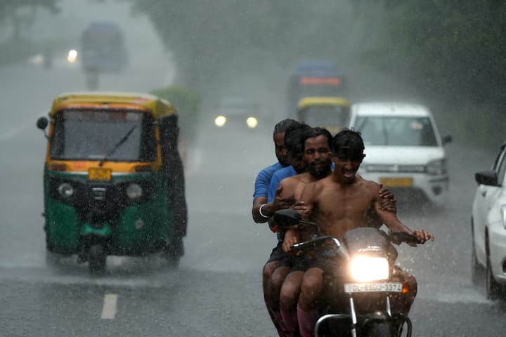 প্রবল বৃষ্টির সতর্কতা কর্নাটক কঙ্কন ও গোয়া ও মধ্য মহারাষ্ট্র। ভারী থেকে অতি ভারী বৃষ্টির সতর্কতা ছত্রিশগড় অন্ধ্রপ্রদেশ উপকূল গাঙ্গেয় পশ্চিমবঙ্গ ওড়িশা কর্ণাটক তেলেঙ্গানা।