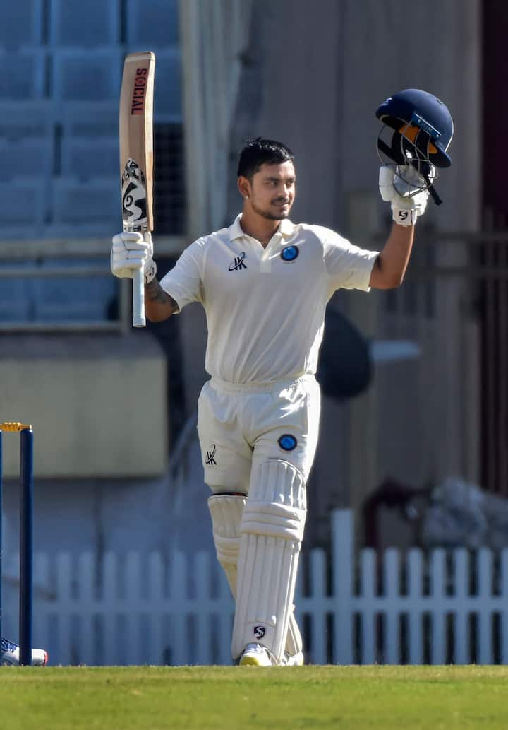 इस लिस्ट में ईशान किशन भी हैं. न्यूज एजेंसी पीटीआई के मुताबिक टीम इंडिया में ईशान को पंत के रिप्लेसमेंट के तौर पर टीम में शामिल किया जा सकता है. ईशान ने भारत के लिए सिर्फ दो टेस्ट मैच खेले हैं.