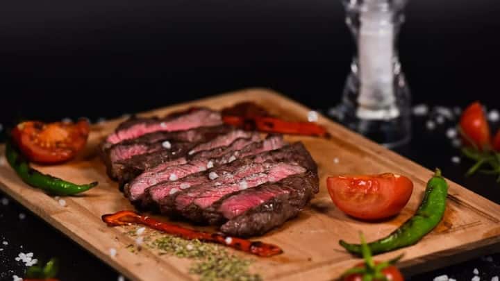 इस कदम को वहां पर देश की नेशनल असेंबली ने सर्वसम्मति से पारित किया था, जो कि इस व्यापार के हर चरण यानि प्रजनन, वध, वितरण और उपभोग को अपराध घोषित करता है.