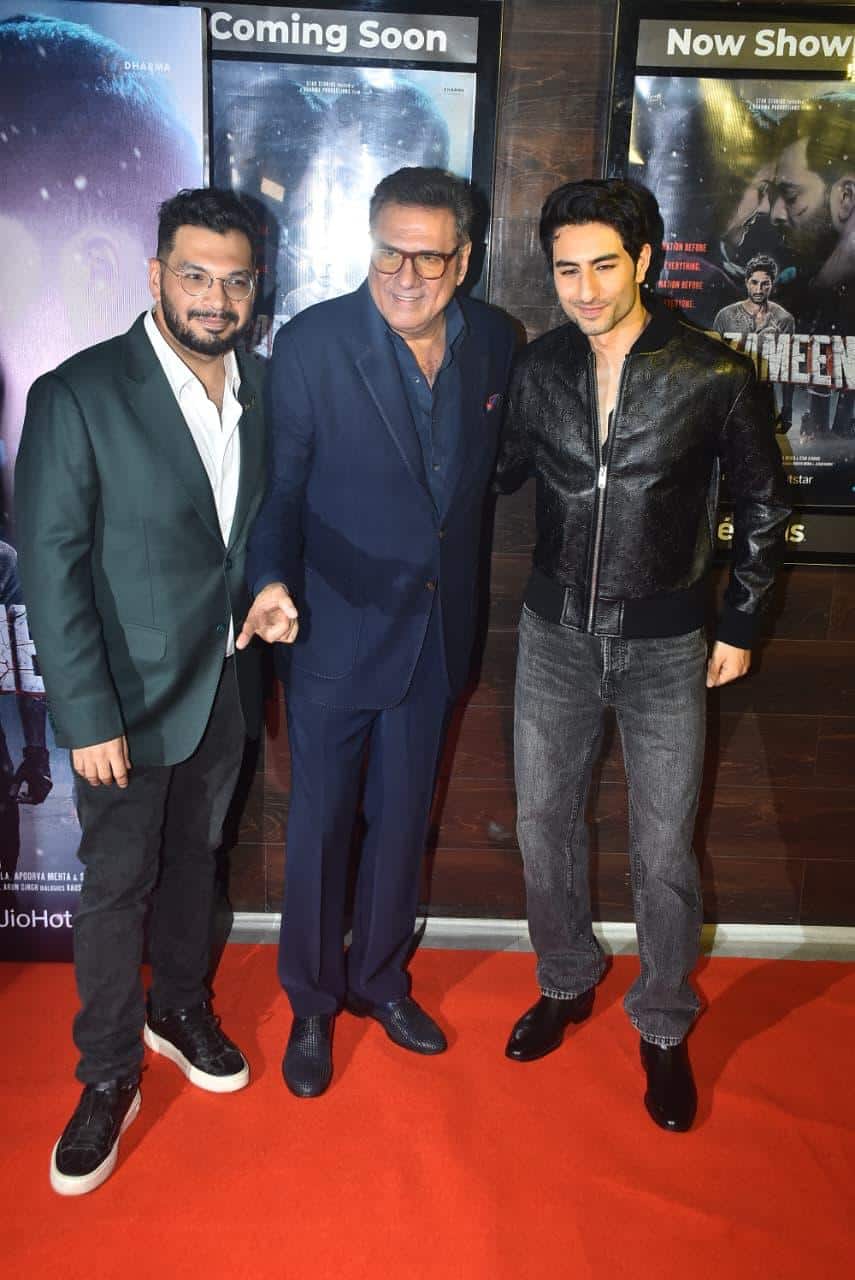 Boman Irani also attended the screening of Kajol and Ibrahim Ali Khan's film 'Sarjmin'. Who gave many poses with Ibrahim.