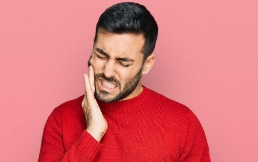 जबड़े में दर्द: अगर जबड़े, गर्दन या बाएं हाथ में बिना कारण के दर्द हो रहा है, तो यह भी हार्ट अटैक का चेतावनी संकेत हो सकता है. यह दर्द कभी-कभी सीने के दर्द के बिना भी महसूस हो सकता है.
