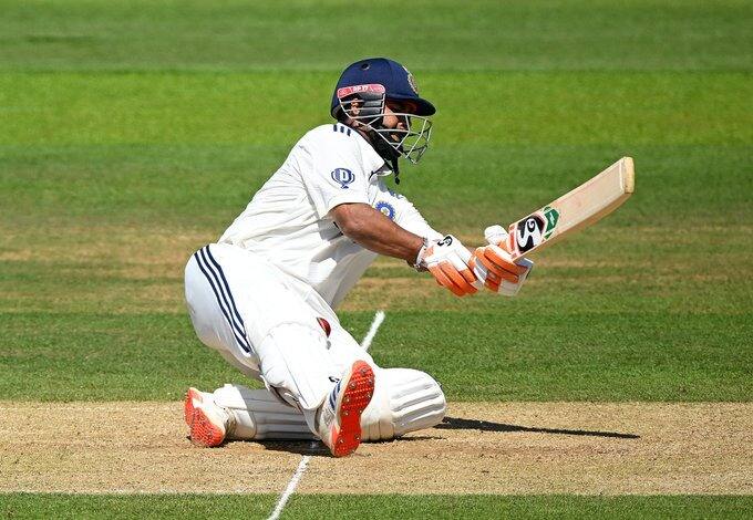 ऋषभ पंतने मँचेस्टर कसोटीच्या पहिल्या डावात 54 धावांची धाडसी खेळी खेळून रोहित शर्माला मागे टाकले. पंत आता WTC मध्ये भारतासाठी सर्वाधिक धावा करणारा फलंदाज बनला आहे. पंतने 67 डावात 2717 धावा केल्या, तर रोहित शर्माने 69 डावात 2716 धावा केल्या होत्या.