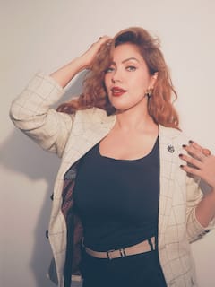 ब्लेजर संग ब्लैक शॉर्ट्स पहन ‘बबीता जी’ ने फ्लॉन्ट किया कर्वी फिगर, अदाओं पर फैंस ने हारा दिल