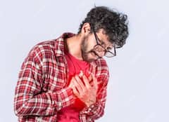 दिल का दौरा पड़ने से पहले दिखते हैं ये 6 लक्षण, नजरअंदाज न करें