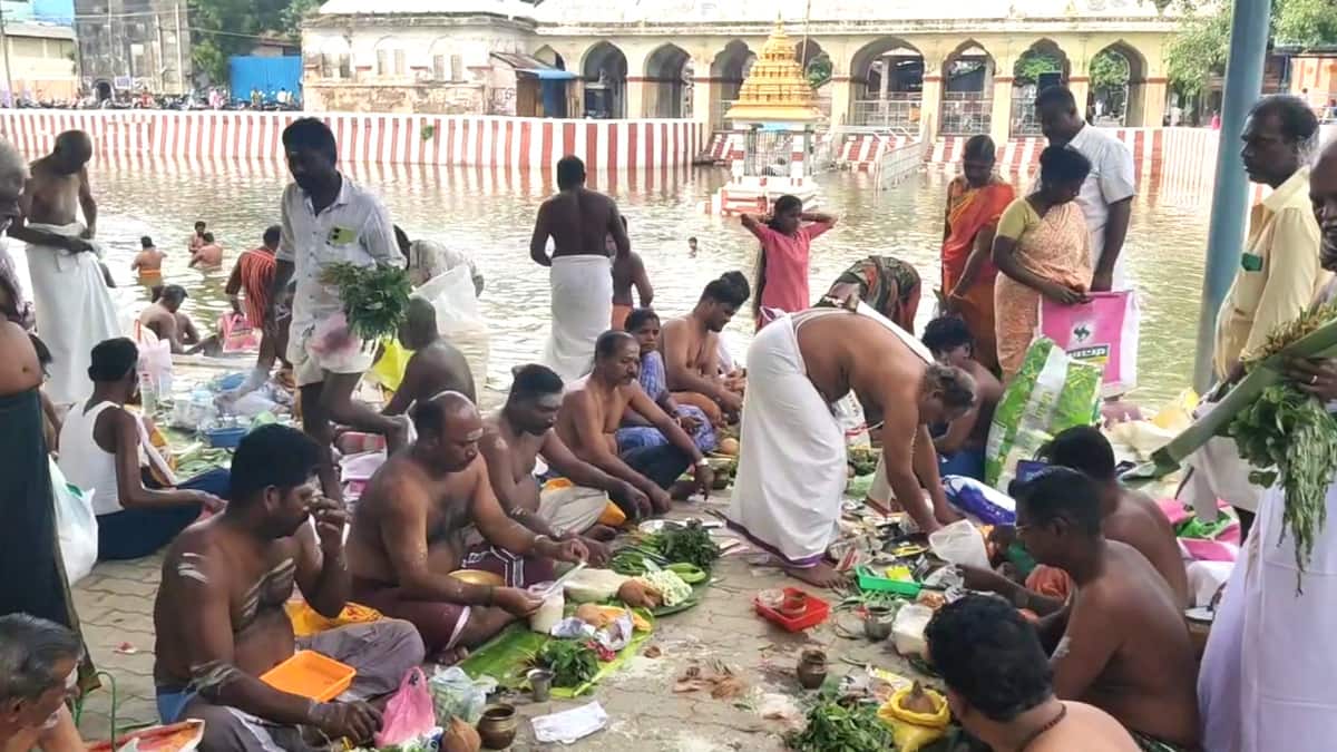புண்ணிய நதிகளில் பாவம் போக்கிய காவிரி துலாக்கட்டத்தில் ஆடி அமாவாசை வழிபாடு - ஆயிரக்கணக்கான பக்தர்கள் நீராடல்