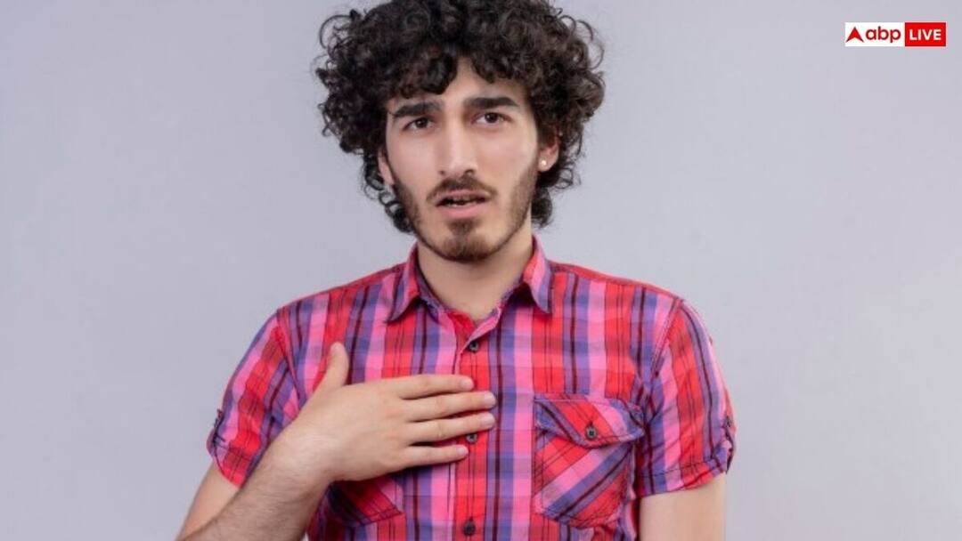 breast size increasing in some boys symptoms and precautions कुछ लड़कों में बढ़ने लगता है ब्रेस्ट साइज? जानिए कब टेंशन लेने की जरूरत