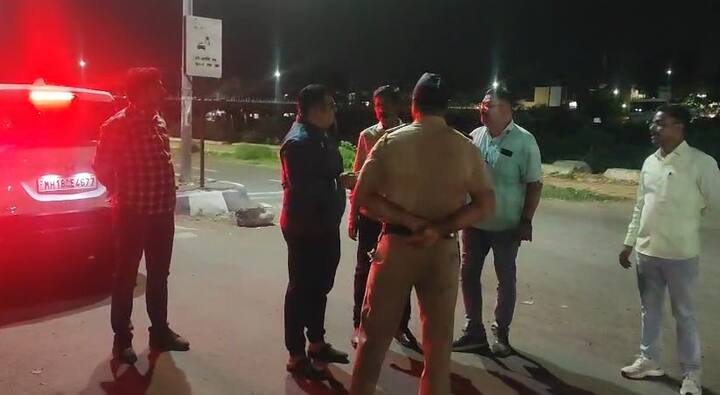 नंदूरबार जिल्ह्यतील शहाद्यातून सोनं घेऊन धुळ्यात व्यापारी आले होते. धुळे शहरात व्यापारी येताच शहरातील देवपूर परिसरात असलेल्या सावरकरांच्या पुतळ्याजवळील चौकात बसमधून आलेल्या व्यापाऱ्यांकडून बॅग लांबवली.