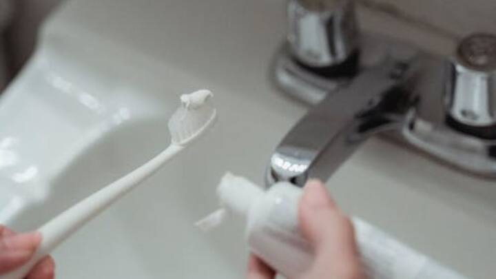 अब सवाल यह है कि आखिर टूथपेस्ट में कौन सी ऐसी चीजें मिलाई जाती हैं, जो कि इसे नॉनवेज बनाती हैं. भारत में जो टूथपेस्ट तैयार किया जाता है, उसमें नेचुरल चीजों का इस्तेमाल होता है.