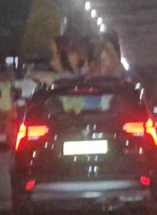 या धिंगाणा करणाऱ्या तरुण आणि तरुणींची व्हिडिओ बनवणाऱ्या कार चालकांनी हे दारूचे नशेत धिंगाणा करत असल्याचा आरोप केला आहे.