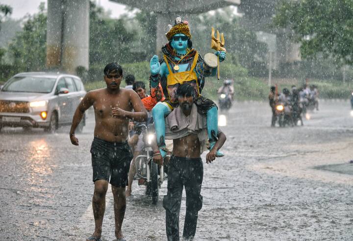 কলকাতায় আজ মূলত মেঘলা আকাশ। বজ্রবিদ্যুৎ সহ হালকা মাঝারি বৃষ্টির সামান্য সম্ভাবনা বেশি। দিনভর কয়েক পশলা বৃষ্টির পূর্বাভাস। বাতাসে জলীয় বাষ্পের পরিমাণ বেশি থাকবে। বৃষ্টি না হলে অস্বস্তি থাকবে। নিম্নচাপের প্রভাবে কাল ভারী বৃষ্টির সম্ভাবনা কলকাতায়। আজ সর্বনিম্ন তাপমাত্রা ২৮.৩ ডিগ্রি। গতকাল  দিনের সর্বোচ্চ তাপমাত্রা ছিল ৩৫.২ ডিগ্রি। বাতাসে জলীয় বাষ্পের পরিমাণ আপেক্ষিক আর্দ্রতা ৬২ থেকে ৯১ শতাংশ।