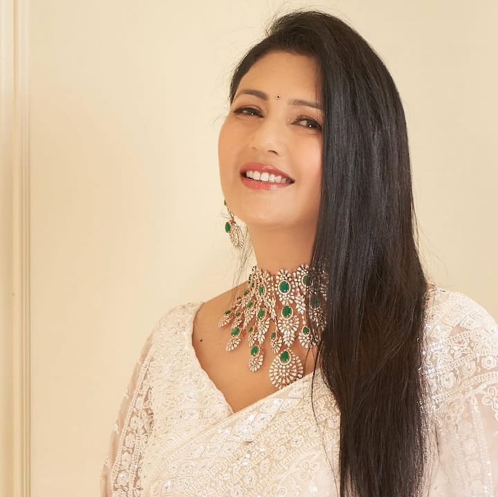 For this reason, Deepti seems to be the daughter -in -law of Dharmendra in the relationship. Deepti belongs to Meerut but she came to Mumbai due to her company and left here.