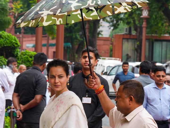 Everyone is shocked to see Kangana's such expensive bag. Many times Kangana trolls have also been done due to taking such expensive bags.