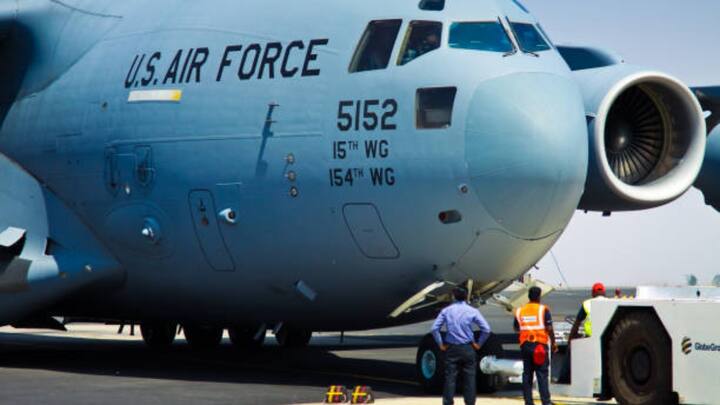 अमेरिका की वायुसेना आधुनिक तकनीक अत्याधुनिक स्टील्थ लड़ाकू विमानों (जैसे F-22 Raptor, F-35 Lightning II), बमवर्षकों (B-2, B-52) और ड्रोन क्षमताओं के साथ लैस है. अमेरिकी एयरफोर्स की वैश्विक पहुंच और निगरानी क्षमता unparalleled मानी जाती है. अमेरिका के पास दुनिया की सबसे बड़ी वायुसेना है. इसके पास 14,486 एयरक्राफ्ट हैं.