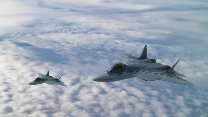 रूस की वायुसेना अपने भारी बमवर्षक (Tupolev Tu-160, Tu-95) और मिग-29, Su-35 जैसे शक्तिशाली लड़ाकू विमानों के लिए जानी जाती है. रूस की मिसाइल क्षमता और इलेक्ट्रॉनिक वारफेयर में विशेष दक्षता इसे वैश्विक शक्ति बनाए रखती है. इसके पास दुनिया की दूसरी सबसे बड़ी एयरफोर्स है. इसके पास कुल एयरक्राफ्ट की संख्या 4,211 है.