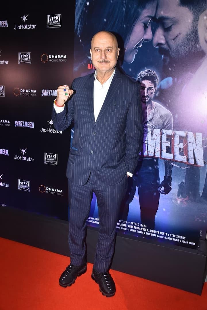 Bollywood veteran actor Anupam Kher also arrived at the screening of 'Sarajmin'. Who posted a lot on the red carpet in the suit-boot.