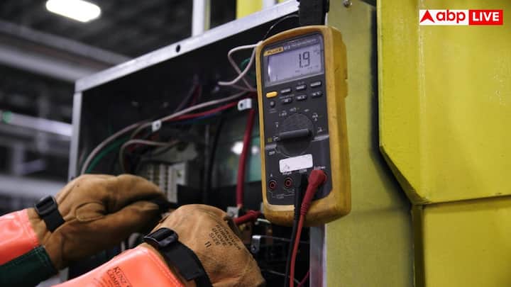 इलेक्ट्रिक शॉक के बाद डॉक्टर अक्सर ECG और ब्लड टेस्ट कराने की सलाह देते हैं. इसके अलावा त्वचा पर जलन या जलने की गहराई जांचने के लिए स्किन एसेसमेंट किया जा सकता है. अगर आशंका हो कि करंट का असर दिमाग, नसों या आंतरिक अंगों पर पड़ा है तो CT स्कैन या MRI भी करवाना पड़ सकता है.