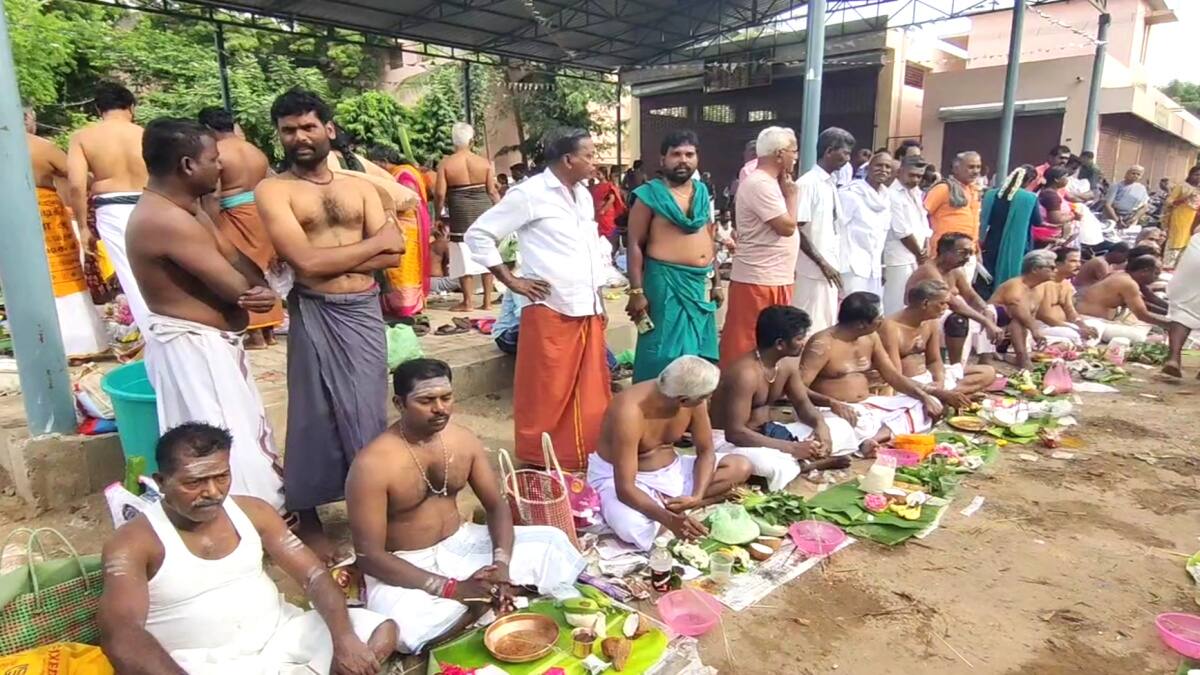 புண்ணிய நதிகளில் பாவம் போக்கிய காவிரி துலாக்கட்டத்தில் ஆடி அமாவாசை வழிபாடு - ஆயிரக்கணக்கான பக்தர்கள் நீராடல்