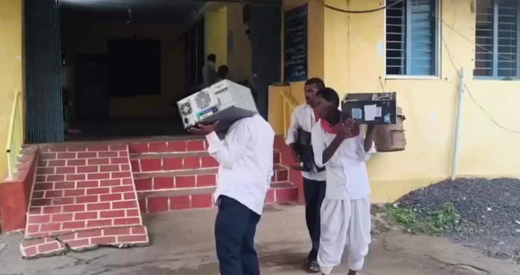 Komaram Bheem Asifabad Latest News: కుమ్రం భీం ఆసిఫాబాద్ రైతుల భూ పరిహారం కోసం ఆర్డీవో కార్యాలయం ఆస్తుల జప్తు! కారణం ఏంటి?