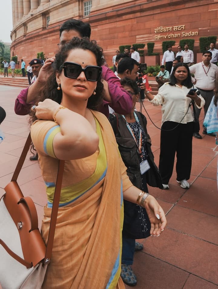 The price of this bag of Kangana is close to 3.25 lakhs. In some limited edition models, this price also reaches 4–5 lakhs.